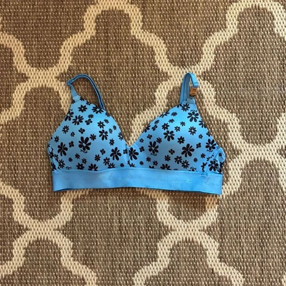 Victoria’s Secret wear everywhere wireless lightly lined bra size 34B